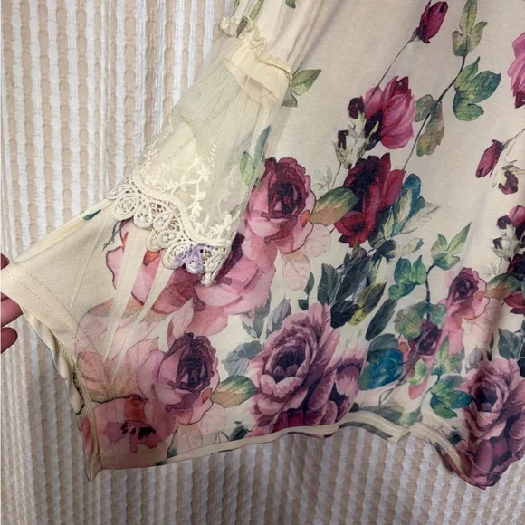 Floral Women's Blouse in Cream and Pink - Picture 2 of 3